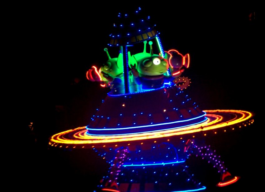 Aliens in Paint the Night Parade California Adventure